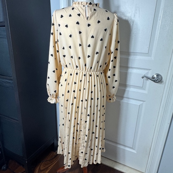 Long Sleeve Cream Dress with Black Hearts - L - Picture 3 of 3